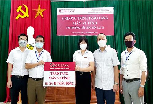 Tặng máy vi tính cho trường học vùng khó