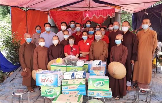 Tặng quà các chốt kiểm dịch trên địa bàn huyện Đại Từ