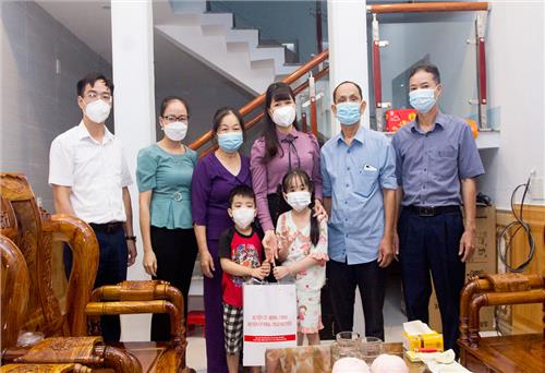 Thăm, tặng quà gia đình cán bộ y tế tình nguyện vào miền Nam chống dịch