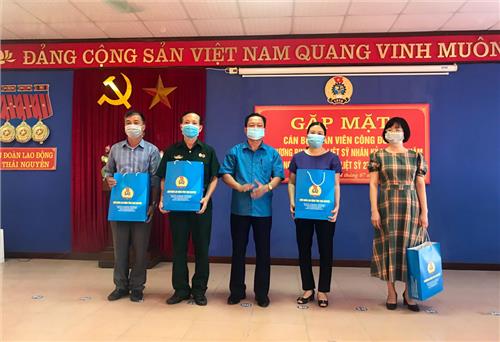 Gặp mặt, tặng quà cán bộ, đoàn viên là thương binh, con liệt sĩ