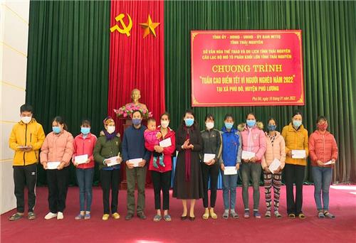 Tặng quà Tết cho hộ nghèo tại xã Phú Đô