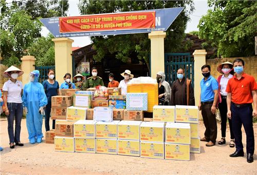 Tặng quà, động viên người nghèo và lực lượng tham gia chống dịch