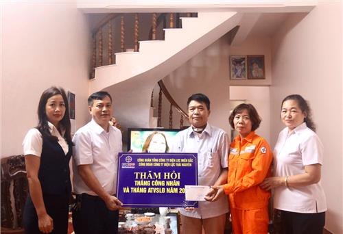 Thăm hỏi, hỗ trợ công nhân có hoàn cảnh khó khăn