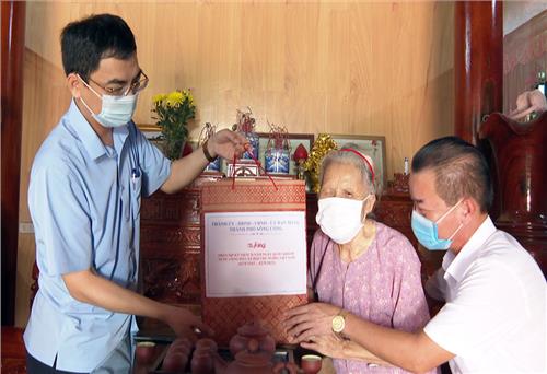 T.P Sông Công: Thăm, tặng quà người có công với cách mạng