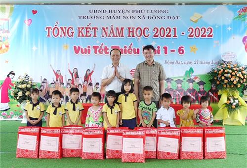 Tặng quà nhân dịp Quốc tế thiếu nhi