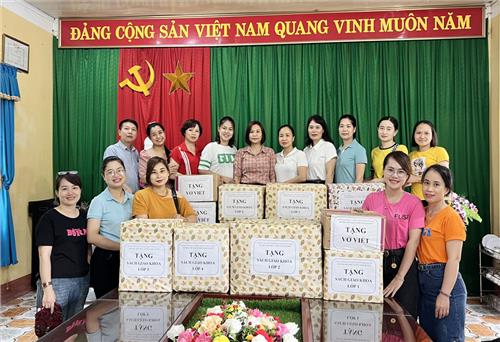 Tặng sách giáo khoa cho học sinh vùng khó