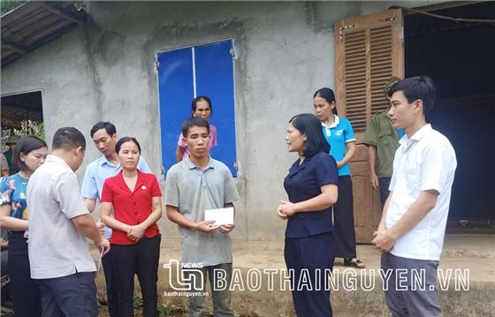 Phú Lương: Thăm hỏi, động viên gia đình có học sinh bị đuối nước