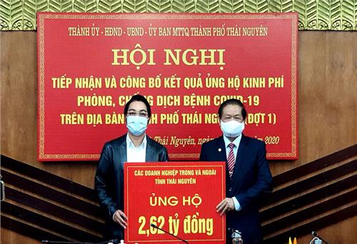 Tiếp nhận kinh phí ủng hộ phòng, chống dịch COVID-19