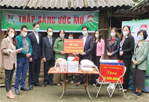 Trao tiền hỗ trợ làm nhà cho hộ nghèo