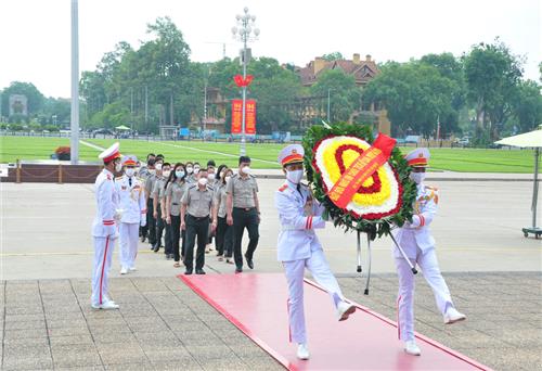 Sinh hoạt ngoại khóa và báo công dâng Bác
