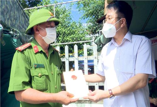 T.P Thái Nguyên: Kiểm tra, tặng quà các chốt kiểm dịch