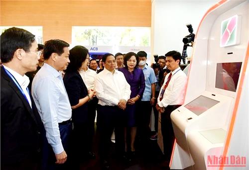 Triển khai các giải pháp ứng dụng công nghệ, chuyển đổi số ngành ngân hàng