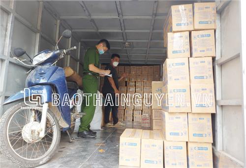 Thu giữ trên 11.000 khẩu trang và gói giấy ăn nhập lậu