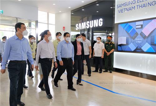 Prime Minister visits and works with Samsung Thai Nguyen