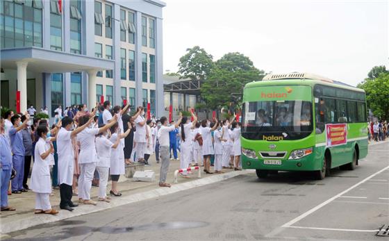 Đoàn cán bộ y tế hỗ trợ tỉnh bạn trở về an toàn