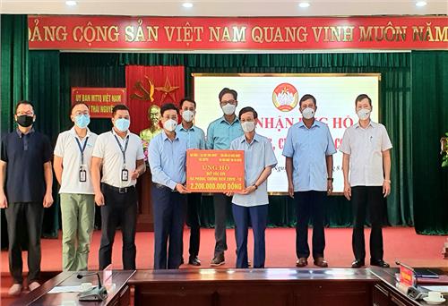 Tiếp nhận kinh phí ủng hộ phòng, chống dịch COVID-19