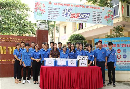 Thăm, động viên đội hình tiếp sức mùa thi tại huyện Định Hóa