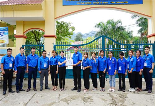 Thăm, động viên đội hình tình nguyện tiếp sức mùa thi