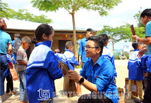  “Áo mới đến trường” tiếp sức cho học sinh Lũng Luông, Lũng Cà
