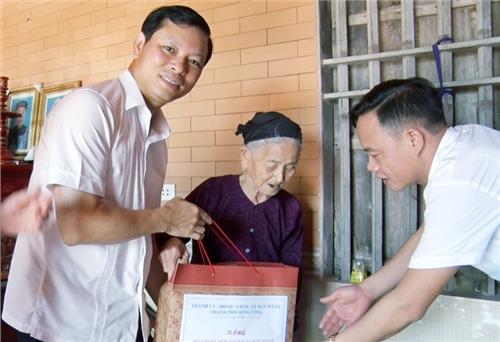 Thăm, tặng quà các đối tượng chính sách