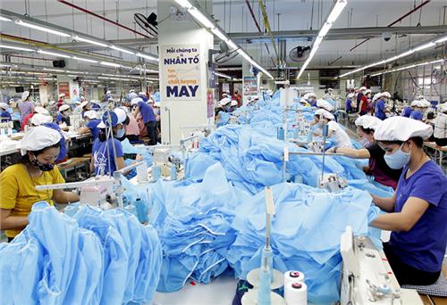 TNG sản xuất quần áo bảo hộ y tế phục vụ công tác phòng, chống dịch COVID-19