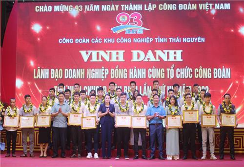 Tôn vinh 30 công nhân viên chức lao động tiêu biểu