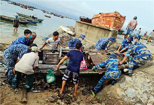 Cảnh sát biển giúp ngư dân huyện đảo Bạch Long Vĩ khắc phục, đối phó với 2 cơn bão