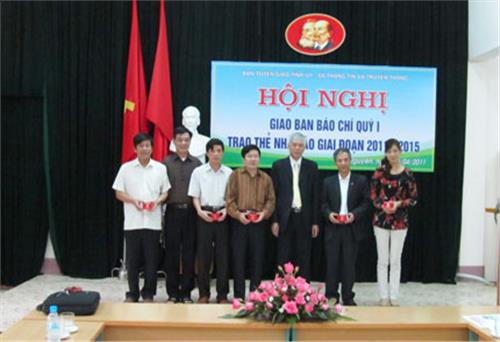 Giao ban báo chí quý I và trao thẻ nhà báo giai đoạn 2011-2015