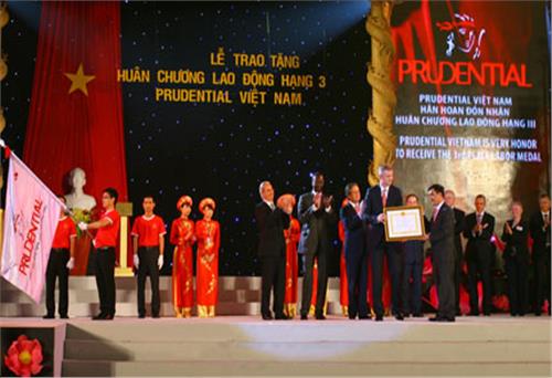 Prudential Viet Nam Received the Third-Grade Labor Medal