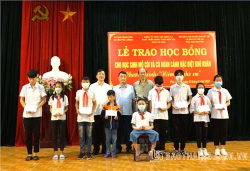 Phú Lương: Trao 10 suất học bổng cho học sinh đặc biệt khó khăn