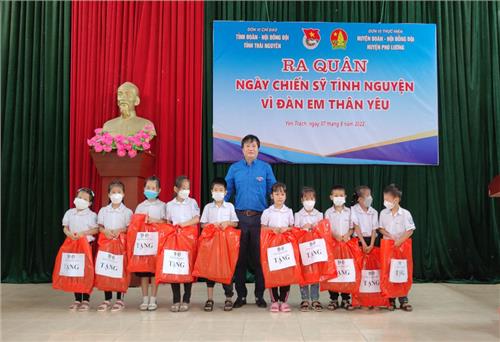 Ra quân Ngày chiến sĩ tình nguyện vì đàn em thân yêu