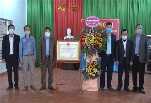 Đón Bằng công nhận Làng nghề chè xóm Văn Khúc