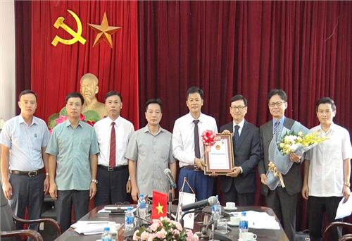 Trao giấy chứng nhận đăng ký đầu tư