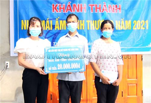 Hỗ trợ hộ nghèo xây dựng nhà Mái ấm tình thương