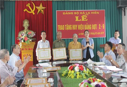 Đảng bộ xã La Hiên (Võ Nhai): Trao Huy hiệu Đảng cho 7 đảng viên