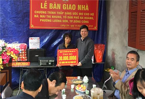 Hỗ trợ hộ nghèo xây dựng nhà Đại đoàn kết 