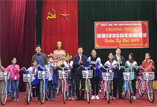 Tặng xe đạp cho học sinh nghèo vượt khó