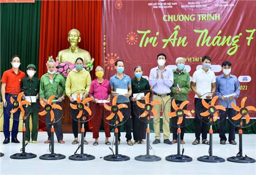 Tặng quà gia đình chính sách, học sinh nghèo vượt khó