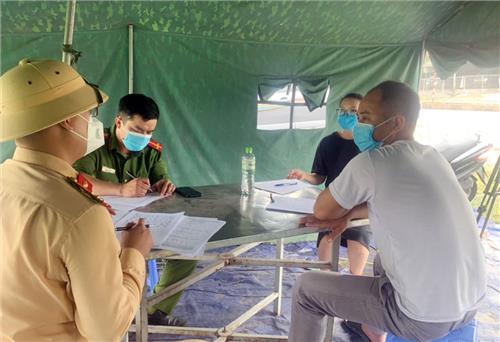 T.P Sông Công: Phát hiện một người trốn trong cốp xe để “né” khai báo y tế