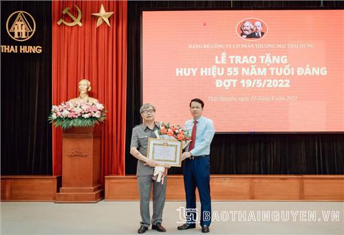 Đảng bộ Công ty CP Thương mại Thái Hưng: Trao Huy hiệu 55 tuổi Đảng