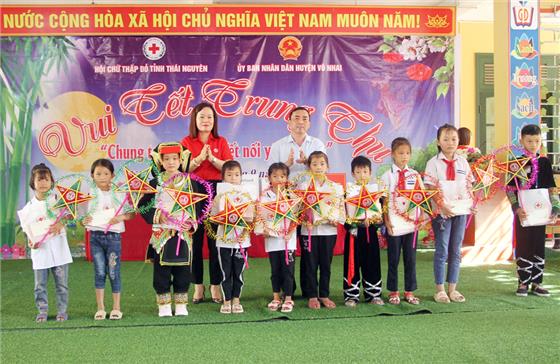 Hàng trăm phần quà Trung thu tặng trẻ em dân tộc thiểu số