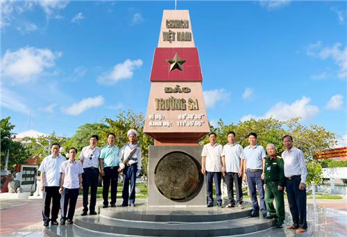 Đoàn đại biểu tỉnh Thái Nguyên thăm, động viên quân dân huyện đảo Trường Sa
