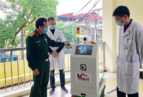 Chế tạo thành công robot vận chuyển trong khu vực cách ly