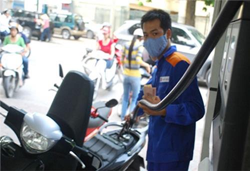 Giá xăng giảm gần 800 đồng