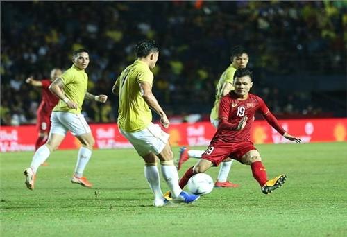 Anh Đức lập công phút bù giờ đưa Việt Nam vào chung kết King’s Cup