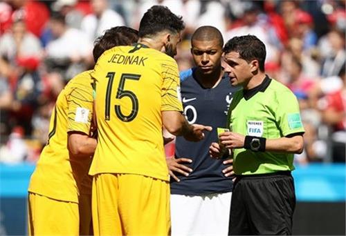 FIFA gây tranh cãi lớn khi bổ nhiệm trọng tài trận Pháp - Bỉ