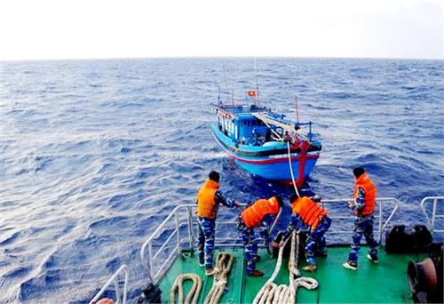 Quảng Ninh: Đưa vào bờ an toàn 23 ngư dân bị lật bè, trôi trên biển