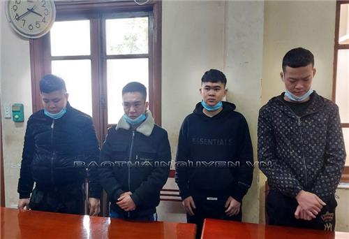 Vận động ra đầu thú và tiếp nhận 4 đối tượng truy nã