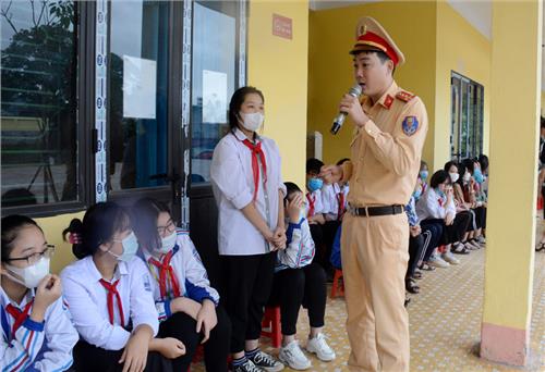 Tuyên truyền an toàn giao thông cho gần 500 học sinh