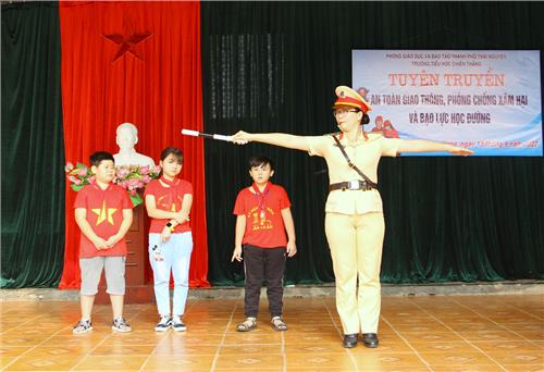 Tuyên truyền an toàn giao thông và phòng, chống bạo lực, xâm hại trẻ em